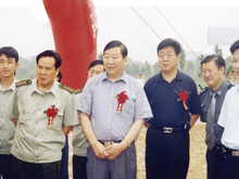 2002年6月 济南市委常委、市政法委书记谢传仁参加盖家沟消防站奠基仪式