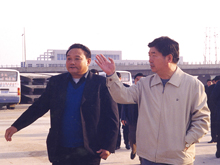 2002年11月 济南市委副书记、市长谢玉堂莅临集团视察物流园区建设