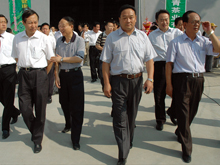 2005年9月 国家发改委党组成员、秘书长毕井泉、中国物流与采购联合会副会长丁俊发在山东省政协副主席林书香陪同下视察山东盖世农贸大市场