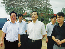 2009年8月 山东省副省长才利民莅临集团齐河冠威园区检查指导工作
