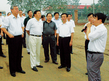 2009年8月 山东省人大常委会副主任鲍志强莅临集团齐河冠威园区进行实地调研
