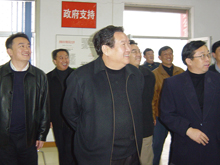 2004年11月 山东省工商局局长李华理莅临考察集团发展情况